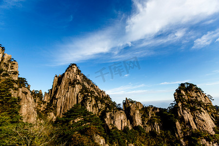 山峰照片摄影照片_黄山风景照片下午无人户外高视角摄影图配图