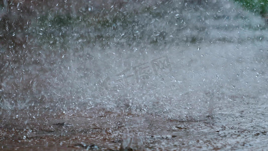 地上大雨落雨雨水