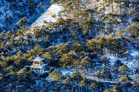 山川云雾摄影照片_冬季游玩晚上亭子山区摇动摄影图配图