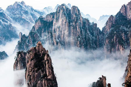 黄山雪景照片山峰雪景高视角摄影图配图