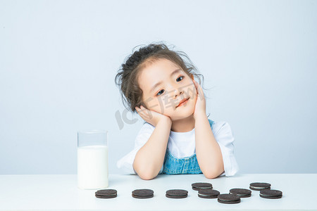 可爱的食品的字体摄影照片_儿童白天可爱女孩室内托下巴摄影图配图