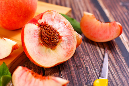 蔬果棚拍新鲜桃子桃子创意摄影图配图