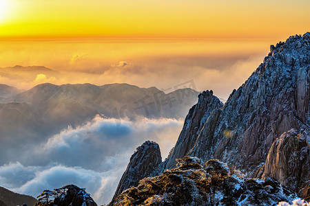 小雪风景图摄影照片_冬日旅行清晨雪山山区飘动摄影图配图