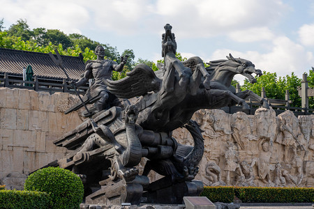 晴天摄影照片_武汉城市建筑晴天建筑大禹治水仰拍摄影图配图