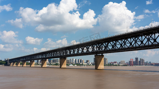 南京常泰长江大桥摄影照片_武汉城市地标晴天建筑长江大桥仰拍摄影图配图