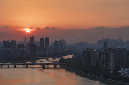 城市日落夕阳晚上建筑楼顶拍摄摄影图配图