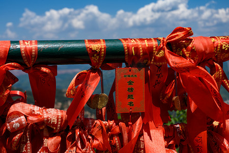 封坛祈愿摄影照片_祈福夏季金榜题名红丝带祈祷摄影图配图