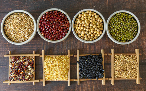 俯拍五谷杂粮食材白天黄豆绿豆黑豆室内食材摄影图配图