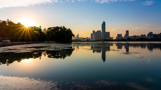 武汉城市建筑群晴天现代建筑月湖风景区慢门摄影图配图