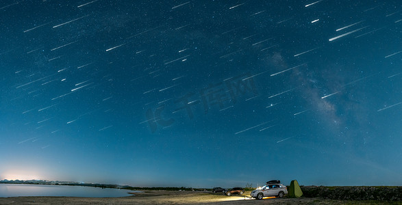 宇宙星星摄影照片_星空夜晚流星雨郊外背景摄影图配图