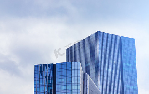 玻璃企业摄影照片_城市建筑大厦下午建筑路面拍摄摄影图配图
