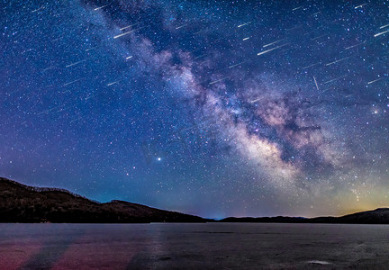 大海背景摄影照片_星空星河银河背景流星雨摄影图配图