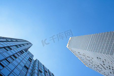 花尽高楼摄影照片_城市夏季大厦高楼屹立摄影图配图