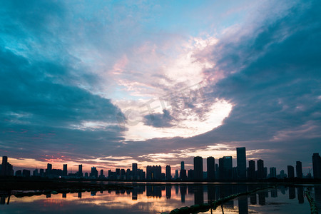 武汉城市建筑晚霞建筑沙湖仰拍摄影图配图