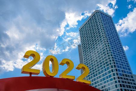 跨年2022摄影照片_时间新年2022城市迎接摄影图配图