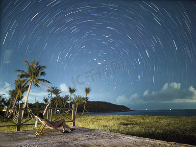 星空夜晚星轨郊外背景摄影图配图