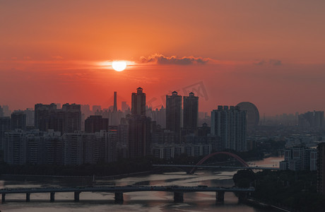 城市日落夕阳下午太阳楼顶拍摄摄影图配图