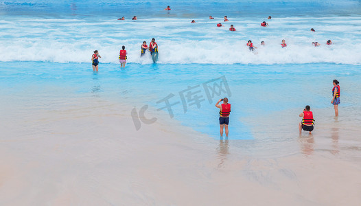 海滩夏天水沙滩游泳摄影图配图