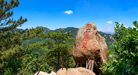 巨石夏季峭石山峰危耸摄影图配图