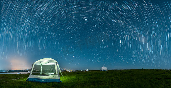 紫色梦幻星球摄影照片_星空夜晚郊外露营星轨背景摄影图配图