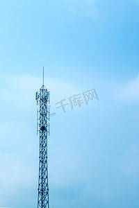 信号科技摄影照片_通讯白天信号塔天空矗立摄影图配图