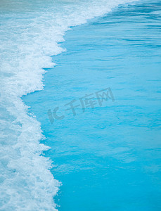 卡通海浪沙滩摄影照片_海浪夏天水水乐园浪花摄影图配图