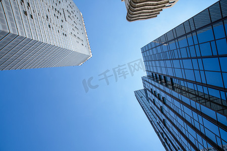 商务楼摄影照片_城市夏季大厦楼房屹立摄影图配图