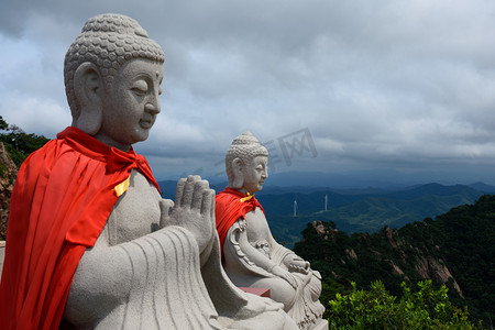 千山摄影照片_宗教夏季佛像山峰拜佛摄影图配图