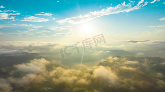 高空抛物摄影照片_唯美震撼高空云海薄雾日出微光磅礴风光