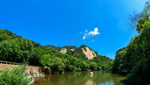 千山摄影照片_洞天一品夏天片石蓝天阳光照耀摄影图配图