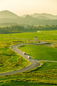 白皑皑的群山摄影照片_公路下午路高坡摄影摄影图配图