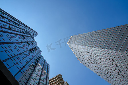 城市夏季大厦高楼耸立摄影图配图
