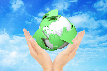 公益环保低碳白天手捧地球户外蓝天摄影图配图
