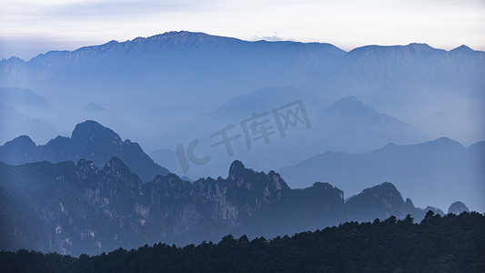 水墨杭州摄影照片_山川云海清晨层峦千牛岗云海摄影图配图