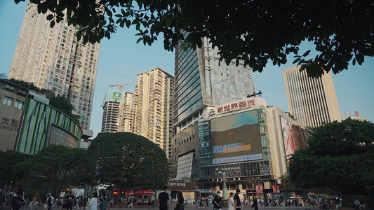 商业步行街摄影照片_人来人往重庆的商业步行街城市街景