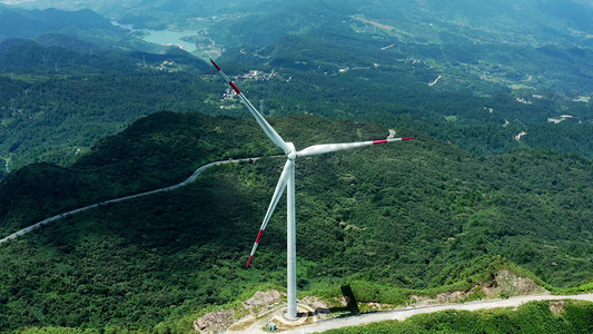 山上旋转的风车风力发电能源设备