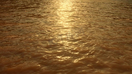 夕阳下金光灿灿的江水河水意境