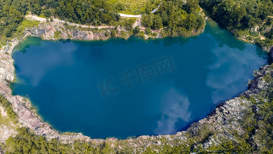 航拍晴天六片山湖泊风景摄影图配图