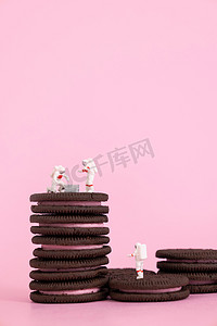 创意美食饼干夹心巧克力粉色背景摄影图配图