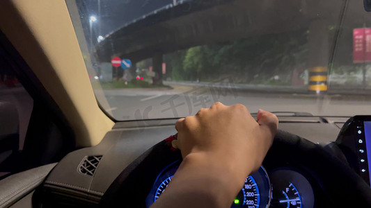 第一视角主驾驶位置夜晚开车