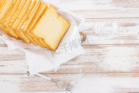 清新食物摄影照片_面包片早餐清新白色木质背景摄影图配图