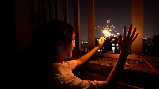 女孩夜晚点亮烟花棒