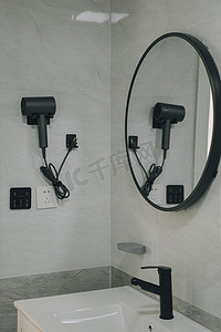 卫生间镜子吹风机现代风格装修摄影图配图