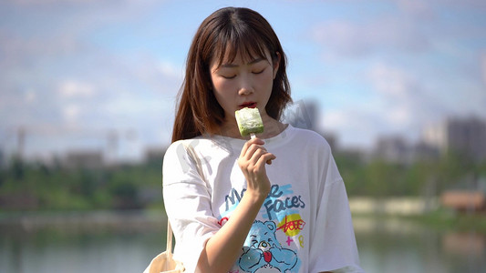 炎热夏天女孩吃雪糕