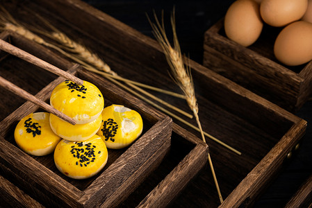 传统甜品美食蛋黄酥蛋糕摄影图配图