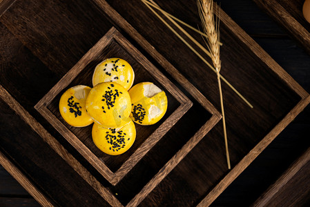 中式传统面点糕点蛋黄酥摄影图配图