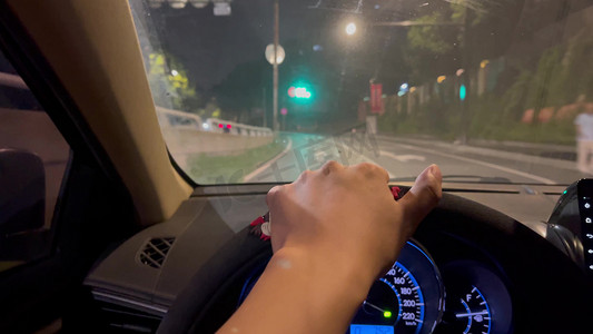 驾驶视角摄影照片_第一视角主驾驶位置夜晚开车