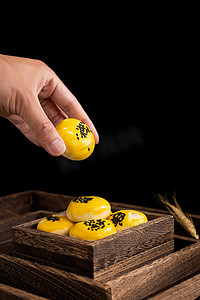 甜品糕点蛋黄酥摄影照片_传统糕点美食蛋黄酥甜品摄影图配图