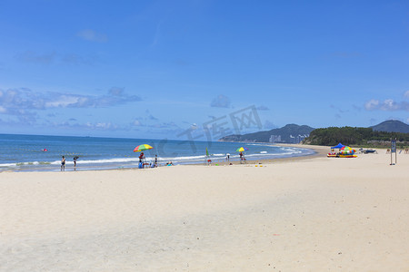 夏日海陵岛摄影照片_海陵岛早上游客海边度假摄影图配图