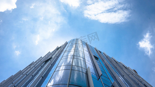 办公楼仰拍摄影照片_仰拍商务大楼上空云层